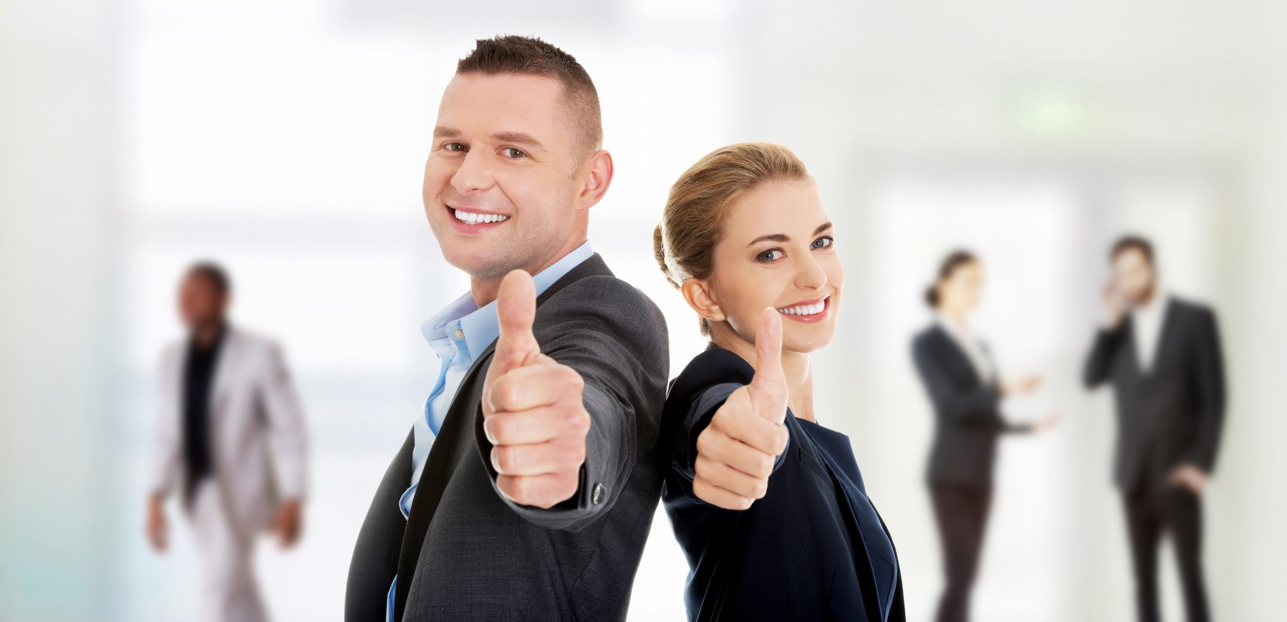 Fachperson Rechnungswesen arbeitet am Computer