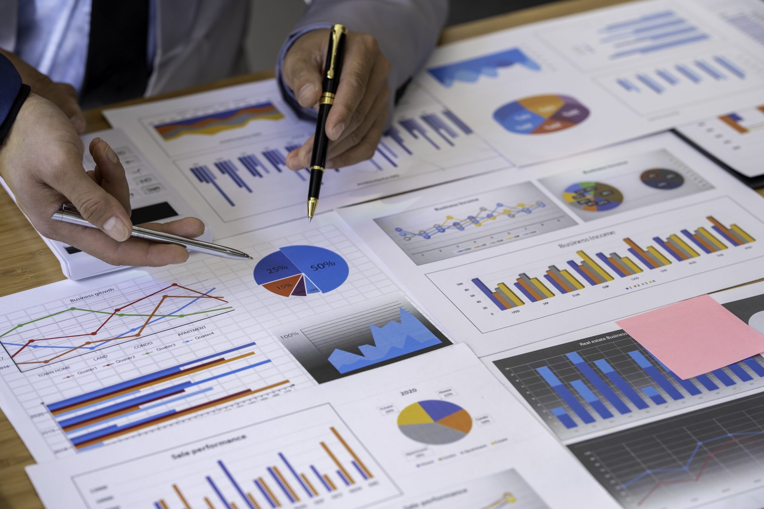 analyzing-results-business-people-are-meeting-to-2025-02-25-03-39-07-utc Kopie