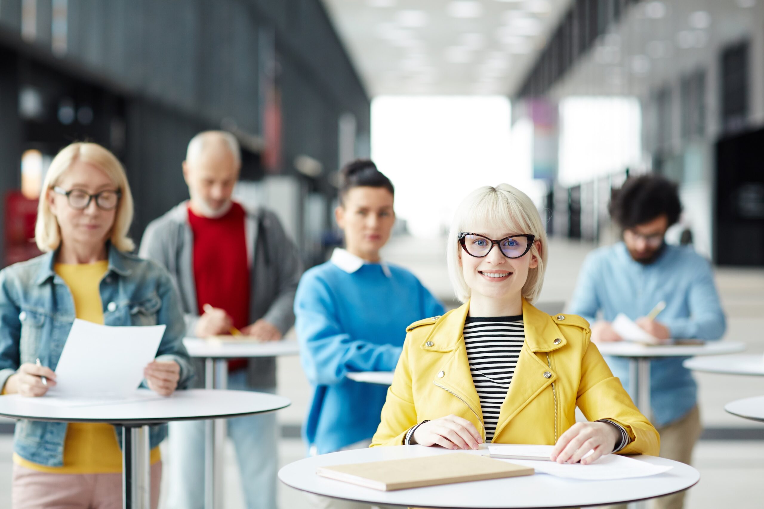 Female Manager im KMU-Berufsalltag, vielseitig und sicher