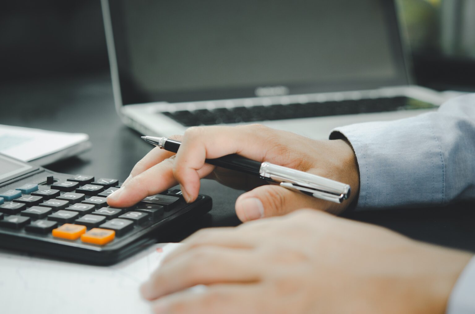 Unterlagen zu Finanzen und Steuern auf dem Schreibtisch
