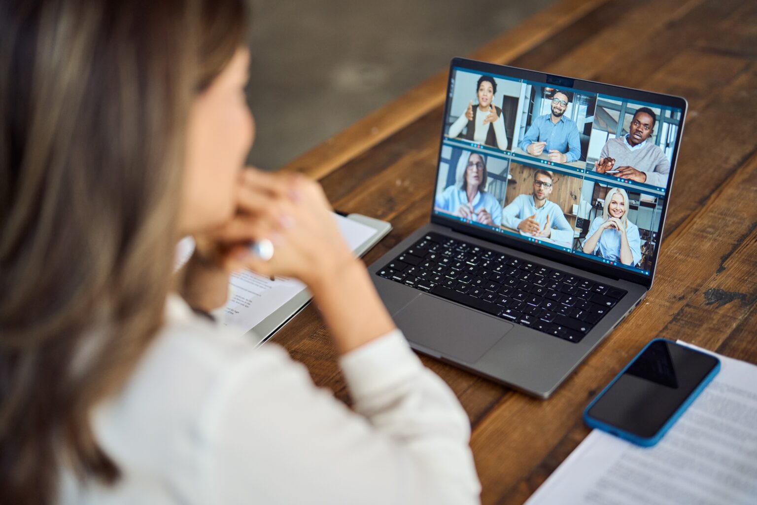Frau nimmt an einer Online-Besprechung am Laptop teil