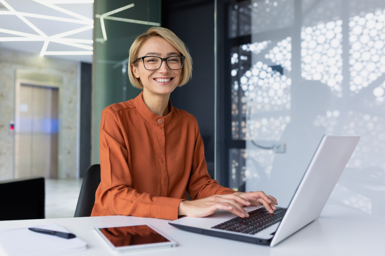Zufriedene Frau am Arbeitsplatz