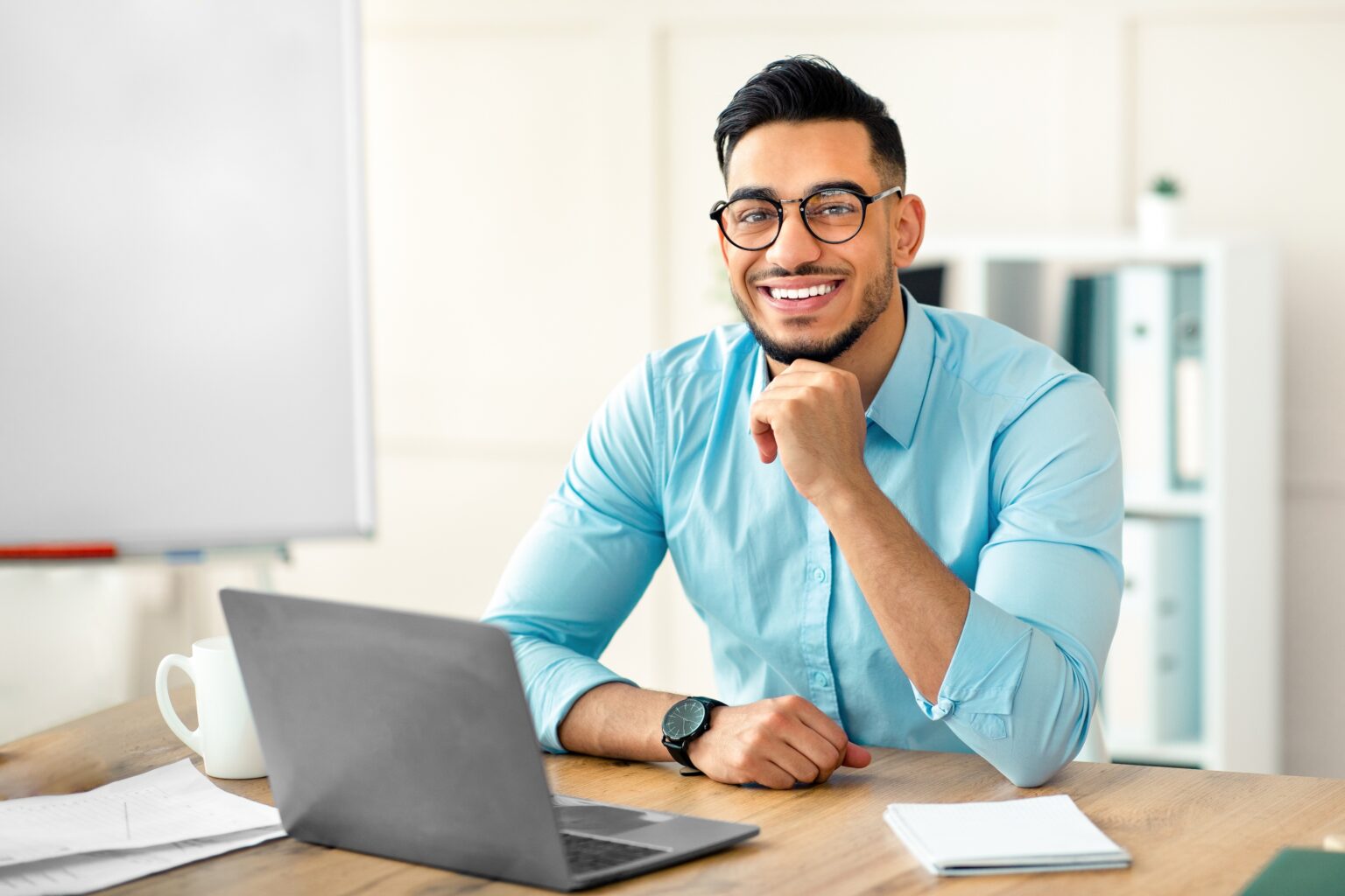 Zufriedener Mann arbeitet am Laptop