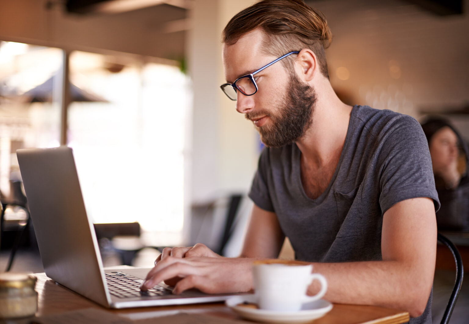 Zwei Personen besprechen Ideen am Laptop