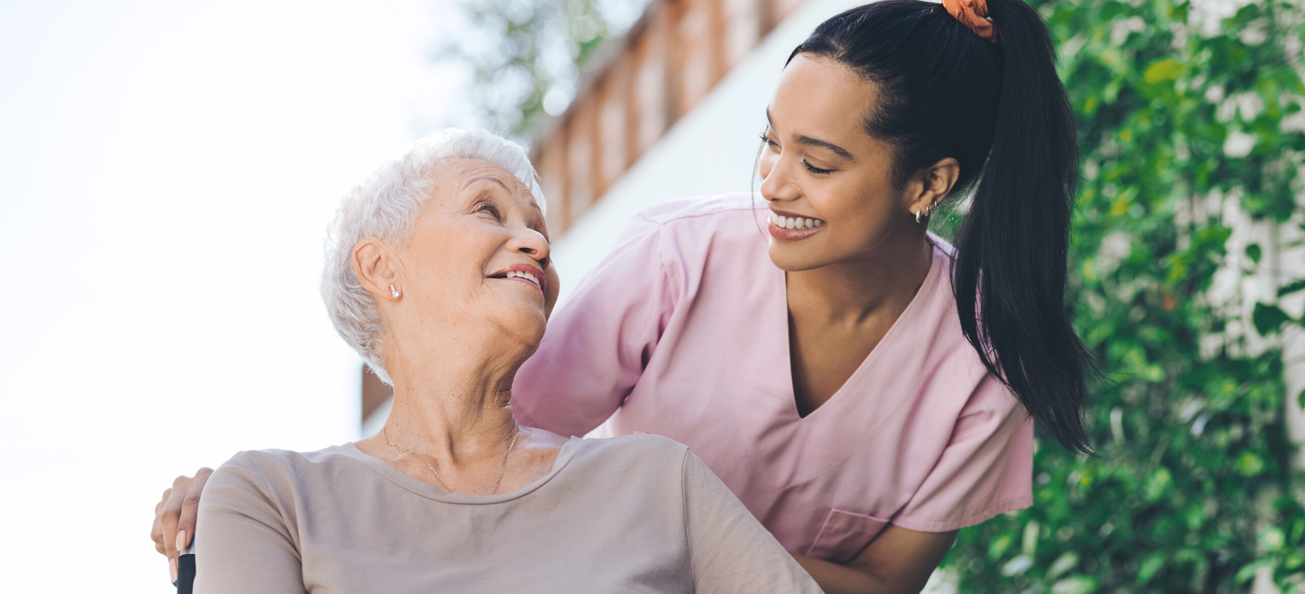 woman-pushing-senior-woman-in-wheelchair-outside-2026-03-25-06-56-41-utc Kopie Vollkostenrechnung in der Pflege