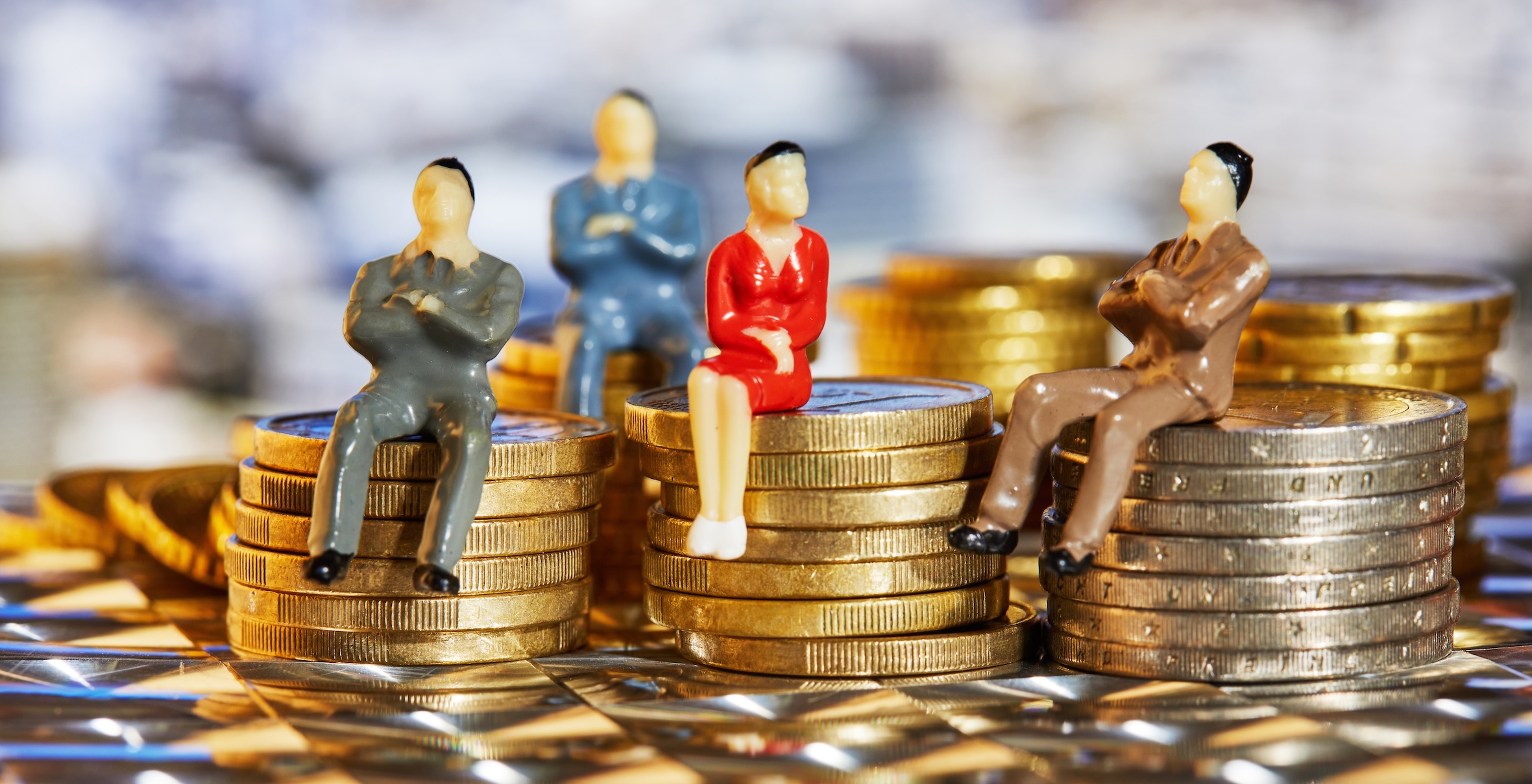 figurines-sitting-on-stacks-of-gold-and-silver-coi-2026-03-20-00-24-13-utc Kopie Entlastungspaket 2025