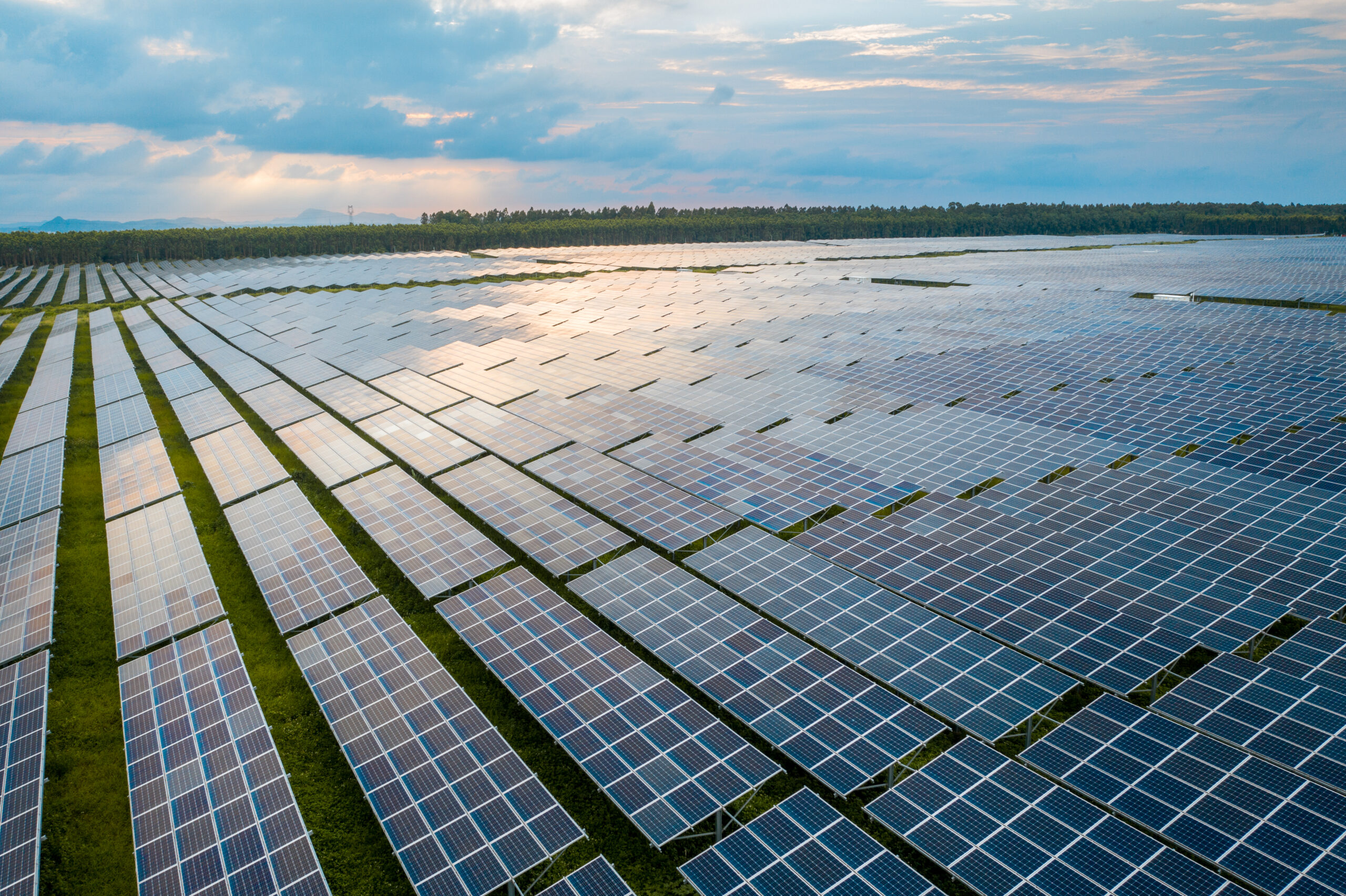Solar power station Solarpark mit Photovoltaik-Modulen bei Abendhimmel