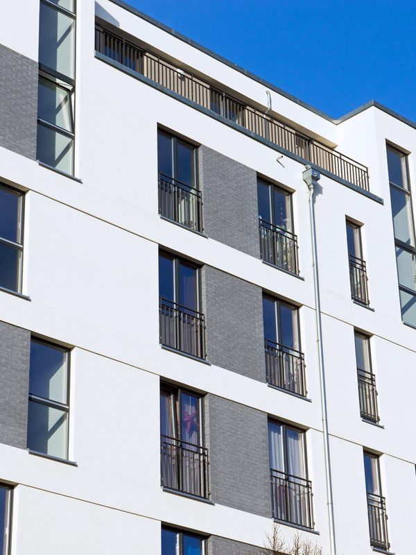 Modernes Wohnhaus mit weisser Fassade
