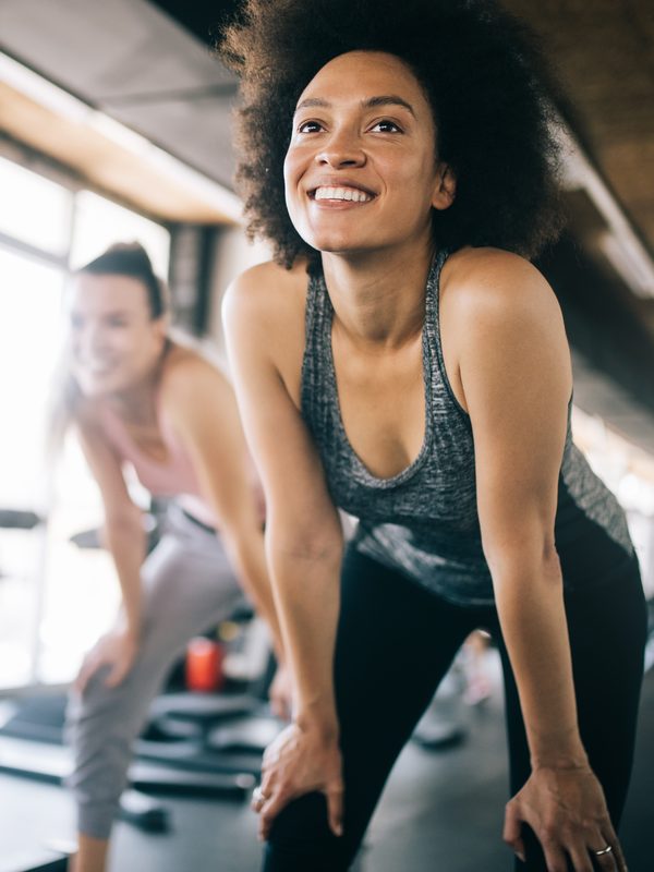 Lohnnebenleistungen: Zwei Frauen trainieren im Fitnessstudio