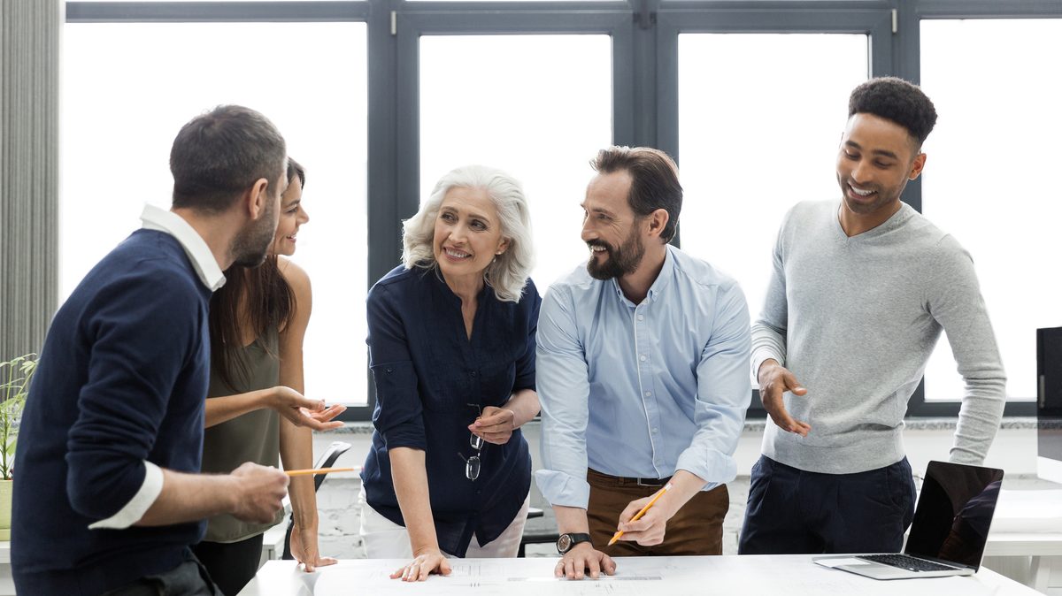 Lohnnebenleistungen planen: Team einer Softwarefirma bespricht sich am Tisch